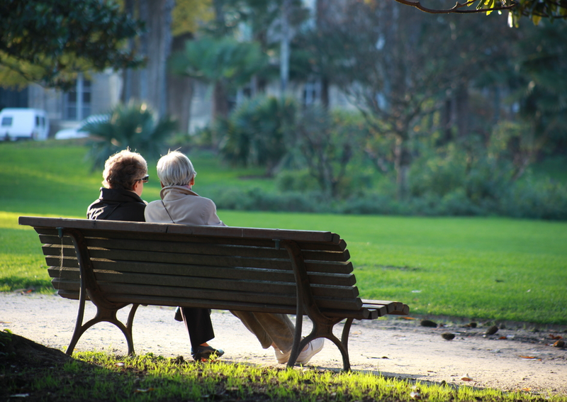 Two seniors discussing Lewy Body Dementia in a Las Vegas assisted living home.