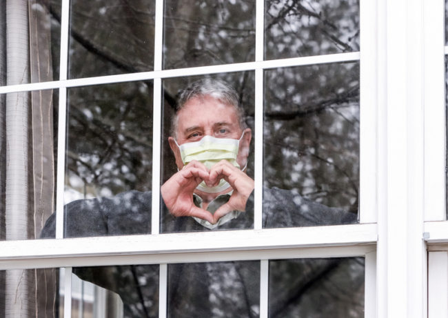 effects-of-loneliness-in-seniors A senior man suffering from loneliness.