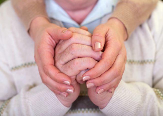 What Are The Nursing Home Alternatives For Seniors With Alzheimer’s? | oakeyassisstedliving.com | visit us to learn more Young looking hands grasping seniors with care