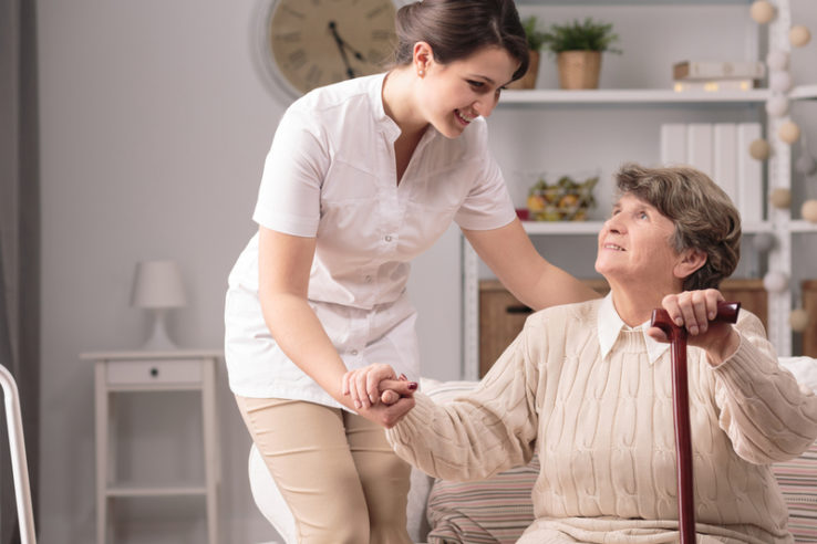 understanding-medicare-medicaid A medical professional helps a senior understand medicare.