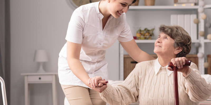 understanding-medicare-medicaid A medical professional helps a senior understand medicare.